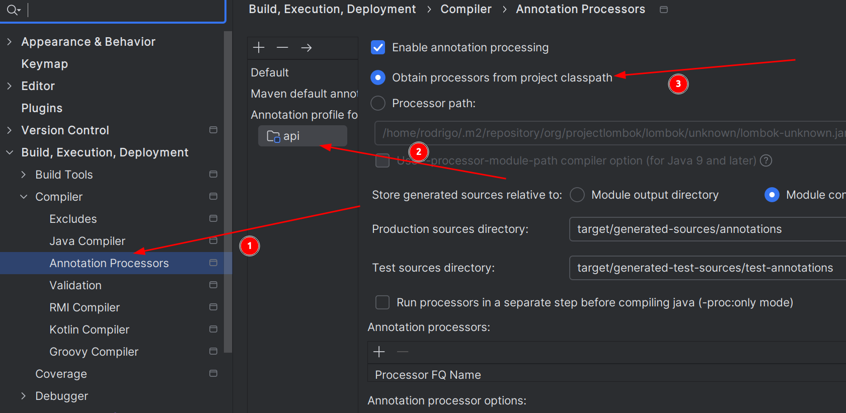 Uma captura de tela de uma janela de configurações em um IDE, mostrando três passos numéricos com setas vermelhas indicando a navegação de 'Build, Execution, Deployment' > 'Compiler' > 'Annotation Processors', a seleção da guia 'api' e a seleção da opção 'Obtain processors from project classpath'.