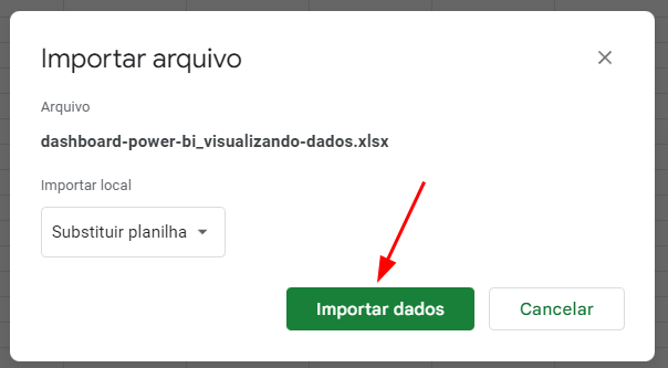 Captura de tela em recorte do quadro de importar arquivo. Na imagem, uma seta vermelha apontando para o botão verde chamado "Importar Dados", localizado na parte inferior direita do quadro, a primeira opção a esquerda, entre as duas existentes no canto.