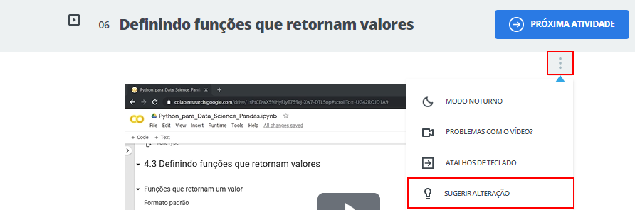 Imagem da parte de cima de uma atividade em vídeo com fundo branco. Nela, temos o título da atividade, ao centro. À direita, mais ao topo, temos o botão de Próxima Atividade, com fundo azul. Abaixo desse botão, temos o botão de três pontinhos, que está aberto mostrando suas opções, com destaque através de um retângulo vermelho à opção de Sugerir Alteração. Atrás dessas opções, mais ao centro, temos o vídeo cortado no meio.