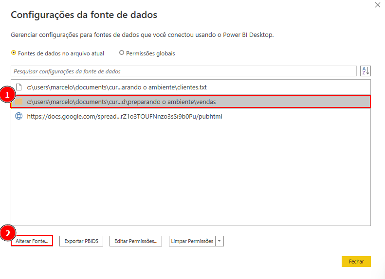 Imagem da janela de Configuração da fonte de dados, que vimos anteriormente. Ao centro, temos uma área contendo os caminhos do diretório para cada arquivo utilizado, com destaque para o caminho do arquivo de Clientes, destacado com um retângulo vermelho, além de um botão circular vermelho com o número 1 à esquerda. Logo abaixo, temos o botão de Alterar Fonte, também destacado com um retângulo vermelho, também com um botão circular vermelho com o número 1 à esquerda