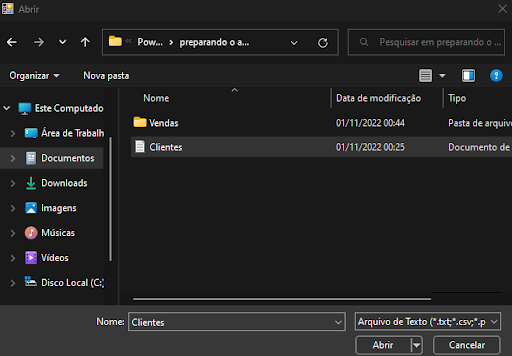 Imagem do gerenciador de arquivos do Windows, com fundo preto. À esquerda, temos os diretórios principais do usuário. No restante da tela, estamos no diretório “preparando o ambiente”, em que consta uma pasta chamada Vendas e o arquivo de texto de Clientes. Abaixo, temos informações sobre o nome e o formato de arquivo, além dos botão Abrir e Cancelar