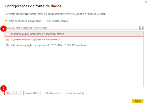 Imagem da janela de Configuração da fonte de dados, que vimos anteriormente. Ao centro, temos uma área contendo os caminhos do diretório para cada arquivo utilizado, com destaque para o caminho do arquivo de Clientes, destacado com um retângulo vermelho, além de um botão circular vermelho com o número 1 à esquerda. Logo abaixo, temos o botão de Alterar Fonte, também destacado com um retângulo vermelho, também com um botão circular vermelho com o número 1 à esquerda