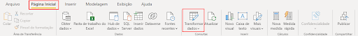 Captura de tela da barra de opções do Power BI, com fundo cinza. Acima, temos as abas de cada tipo de opção, e estamos na barra de Página Inicial. Nesta barra, temos algumas opções com seus respectivos ícones, dentre elas, na seção de Consultas, temos a de Transformar dados que possui o ícone de uma tabela de uma caneta no seu canto inferior direito. Além disso, a título da aba da Página Inicial e a opção de Transformar dados estão destacadas com um retângulo vermelho, cada.