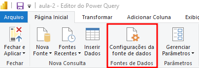 Imagem da barra de opções do Power BI, com fundo cinza. Acima, temos as abas de cada tipo de opção, e estamos na barra de Página Inicial. Nesta barra, temos algumas opções, com seus respectivos ícones, dentre elas, a de Configurações da fonte de dados, que possui o ícone de uma folha branca e uma pequena engrenagem amarela. Além disso, esta opção está destacada com um retângulo vermelho