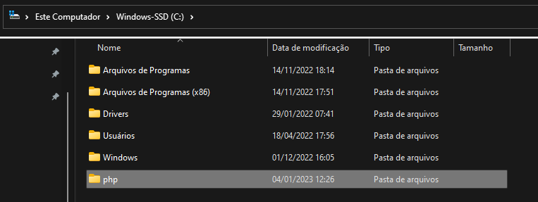 Imagem do Windows explorer, com fundo na cor preta, mostrando as pastas que estão contidas no Disco Local C e com foco na pasta recém criada do PHP