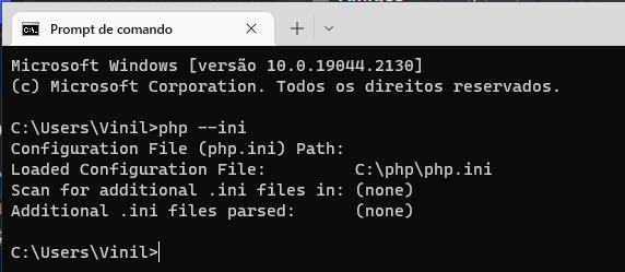 Imagem do terminal do windows, com fundo preto, onde está sendo executado o comando "php --ini" e é retornado o caminho onde está localizado o arquivo de configuração "php.ini", o caminho onde ele se encontra é C:/php/php.ini