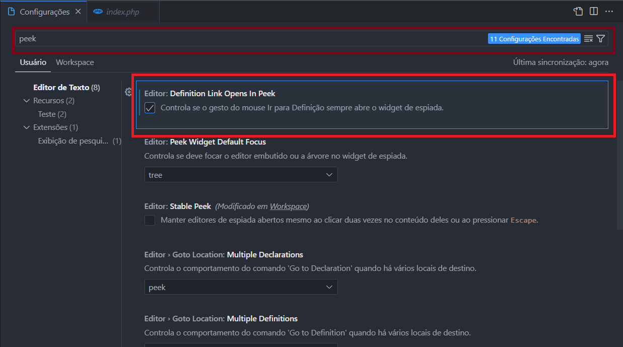 Tela de configuração do VsCode, com fundo escuro. Na tela há primeiro um foco na caixa de busca com a palavra "peek", e logo abaixo mostra os resultados encontrados, um dos resultados encontrados é o segundo foco na imagem é a opção: "Controla se o gesto do mouse ir para definição sempre abre o widget de espiada"