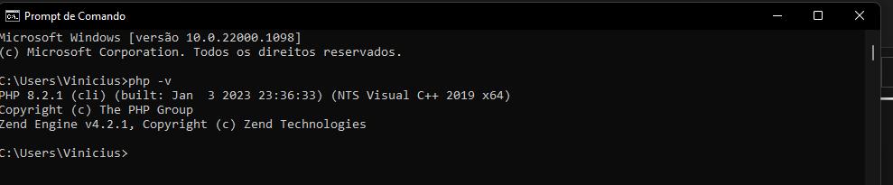 Imagem do prompt de comando do Windows, com fundo na cor preta e texto com a cor branca. Nesta janela há o comando php -v que nos mostra a versão do PHP, versão 8.2.1
