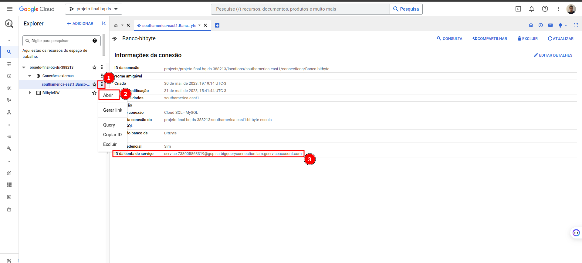 Tela do BigQuery, onde mostra o passo a passo para copiar o ID de serviço. passo 1: abrir conexão externa, localizado no menu que esta la lateral do nome da conexão. passo 2: clicar na opção abrir e por final passo 3: copiar o ID da conta de serviço do BigQuery, que esta localizado na ultima linha das informações de conexão