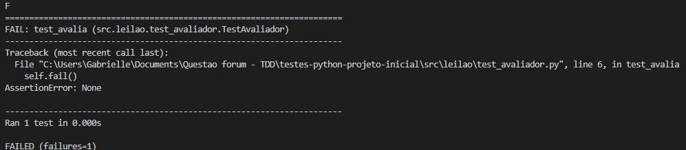 Imagem com fundo escuro, exibindo o resultado da execução do teste no terminal. Esse resultado mostra que o teste falhou, apresentando o Traceback do erro no Python e que um teste foi rodado em 0 segundos.