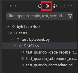 Print que mostra menu lateral do VS Code com os testes e um botão superior em forma de triangulo para rodar os testes. 