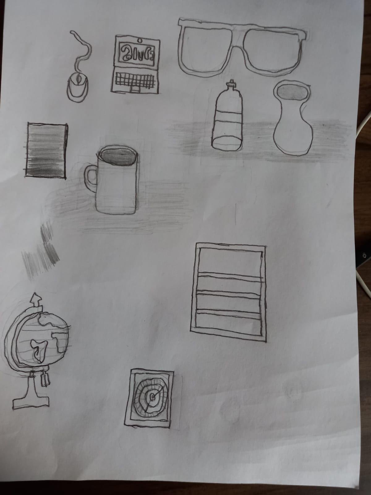 Tentei desenhar algumas coisas que estavam perto, um mouse, notebook, garrafa, caneca, óculos, apontador de globo, relógio ( que ficou péssimo) e uma cômoda. Estou com muita dificuldade de criar formas como círculos e retângulos sem ficarem tortos 