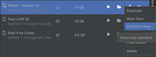 Janela de configuração de Device Manager dentro do Android Studio com 3 aparelhos do modelo Pixel 4, Menu de mais opções do primeiro emulador ampliado com as opções: duplicate, wipe data, cold boot now. A opção cold boot now está selecionada com a descrição "force one cold boot"