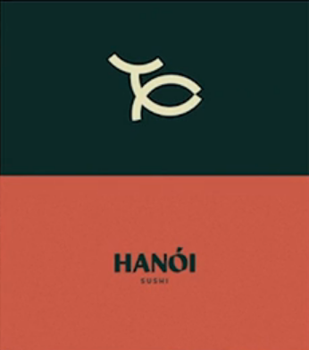 Retângulo de fundo verde-escuro contendo um logo formado por 3 semicircunferências em cor creme, seguido de um retângulo com fundo laranja com o texto "Hanói Sushi" escrito em verde-escuro e caixa alta.