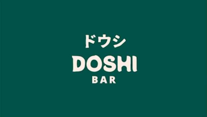 Retângulo de fundo verde-escuro, contendo o texto "Doshi Bar" em cor creme e caixa alta, e acima dele o mesmo texto escrito em japonês.