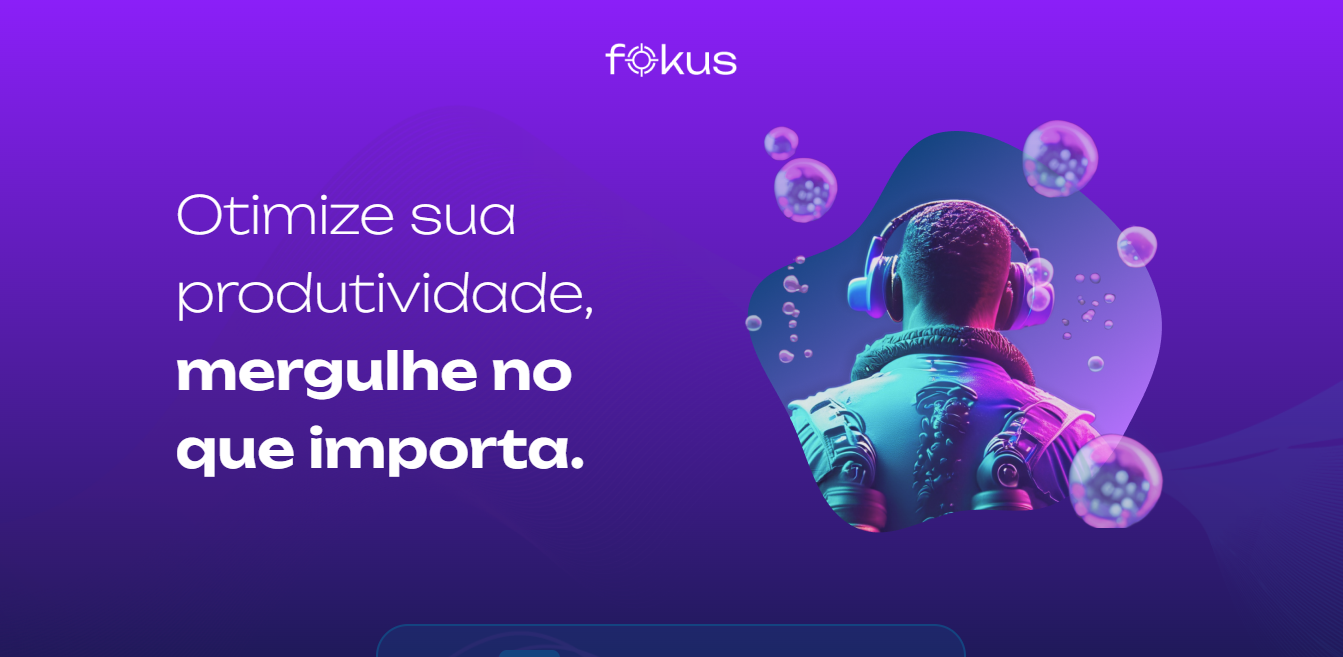 Aplicação Fokus no navegador. Fundo roxo. No topo, logotipo da Fokus. Logo abaixo, título "Otimize sua produtividade, mergulhe no que importa" alinhado à esquerda. Alinhado à direita, desenho realista de pessoa de pele escuras de costas. Tem cabelo curto e usa fone de ouvidos e roupa futurista. Ao redor, bolhas desfocadas.