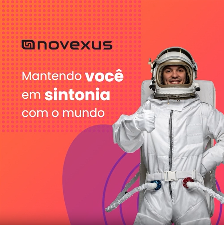 Postagem quadrada para Instagram da Novexus. Fundo laranja e rosa com detalhes em roxo. À esquerda, logotipo da Novexus e o texto "Mantendo você em sintonia com o mundo", sendo "você" e "sintonia" em negrito. À direita, fotografia de uma pessoa sorridente com roupa de astronauta.