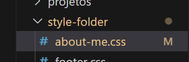 Foto do vscode  com o arquivo "about-me.css" com a cor laranja e uma letra M no final