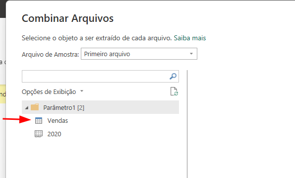 A imagem mostra a tela de "Combinar Arquivos", onde o usuário pode selecionar o objeto a ser extraído de cada arquivo. No campo "Arquivo de Amostra", está selecionada a opção "Primeiro arquivo". Abaixo, há uma seção chamada "Opções de Exibição", onde estão listados itens como "Parâmetro1 [2]", uma pasta chamada "Vendas" e um arquivo ou objeto nomeado "2020". Uma seta vermelha indica a pasta "Vendas", sugerindo que o usuário está prestes a selecionar ou explorar essa pasta.