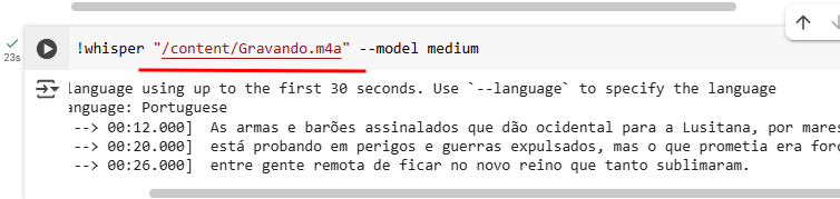 Célula do Google Colab executando o comando !whisper "/content/Gravando.m4a" --model medium. Abaixo, aparecem as primeiras linhas da transcrição automática em português, com marcações de tempo e trechos do texto reconhecido.