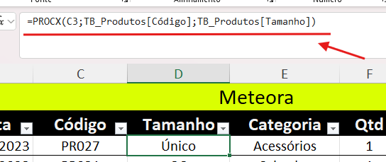 Captura de tela de uma planilha no Excel mostrando a barra de fórmulas com a função =PROCX(C3;TB_Produtos[Código];TB_Produtos[Tamanho]), destacada por uma linha vermelha e uma seta vermelha apontando para a fórmula. Abaixo, aparece uma tabela com as colunas “Código”, “Tamanho”, “Categoria” e “Qtd”, contendo o código “PR027” e o tamanho “Único”.