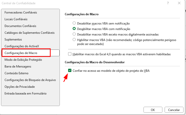Captura de tela da janela "Central de Confiabilidade" do Excel, com a opção "Configurações de Macro" selecionada no menu lateral esquerdo. No painel principal, há quatro opções de configuração para macros VBA, com a opção "Desabilitar macros VBA com notificação" selecionada. Na seção inferior, intitulada "Configurações da Macro do Desenvolvedor", a caixa "Confiar no acesso ao modelo de objeto de projeto do VBA" está marcada, com uma seta vermelha apontando para ela.