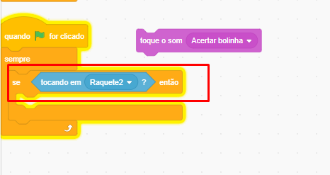 Captura de imagem do jogo Pong no Scratch mostrando, quando a bandeira verde que inicia o jogo for clicada, sempre, se tocando em raquete 2 então, volte. O bloco, se tocando em Raquete2 ? então, está destacado em vermelho