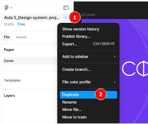 Imagem da interface do Figma mostrando um menu de contexto aberto. Dois elementos estão destacados: (1) O botão que abre o menu de opções do arquivo, e (2) A opção 'Duplicate' selecionada no menu.