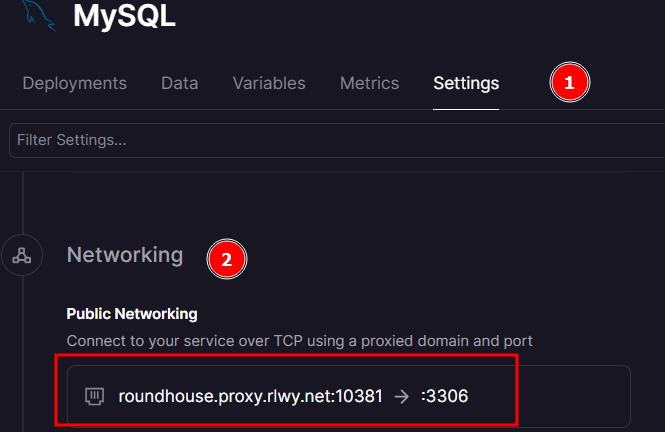 A imagem mostra uma interface do MySQL, onde a aba "Settings" está selecionada. Na seção "Networking" desta aba, há uma opção de "Public Networking", que fornece instruções para conectar ao serviço via TCP utilizando um domínio e porta proxy. O endereço fornecido para a conexão é "roundhouse.proxy.rlwy.net:10381", que redireciona para a porta "3306"