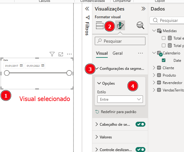 Captura de tela do Power BI mostrando um controle deslizante de data selecionado no relatório. À direita, o painel Visualizações está aberto na aba de formatação do visual, com a seção “Configurações da segmentação” destacada e a opção de estilo definida como “Entre”. Marcações em vermelho numeradas indicam o visual selecionado, o ícone de formatação, a seção de configurações da segmentação e a opção de estilo.