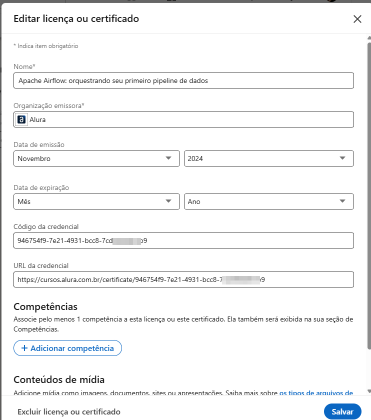 Captura de tela da janela “Editar licença ou certificado” no LinkedIn, mostrando os campos preenchidos com as informações de um curso da Alura. O nome inserido é “Apache Airflow: orquestrando seu primeiro pipeline de dados”, a organização emissora é “Alura” e a data de emissão é novembro de 2024. Nos campos seguintes aparecem o código da credencial, parcialmente visível, e a URL do certificado hospedado no site da Alura. Abaixo há as opções “+ Adicionar competência”, “Excluir licença ou certificado” e o botão azul “Salvar”.
