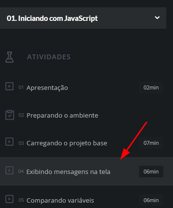 "Imagem de uma interface de curso online exibindo a seção '01. Iniciando com JavaScript'. A lista de atividades inclui títulos como 'Apresentação', 'Preparando o ambiente', 'Carregando o projeto base', 'Exibindo mensagens na tela' e 'Comparando variáveis', com tempos de duração indicados ao lado. Uma seta vermelha aponta para a atividade 'Exibindo mensagens na tela', que tem duração de 06 minutos."