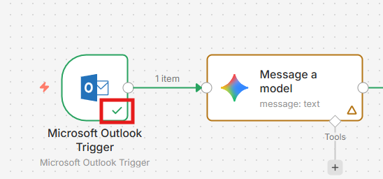 Diagrama de fluxo mostrando um nó “Microsoft Outlook Trigger” à esquerda, com ícone do Outlook e um check verde indicando execução bem-sucedida. Uma conexão com a indicação “1 item” leva ao nó “Message a model” à direita, que possui um ícone colorido e o rótulo “message: text”. Abaixo deste nó há a opção “Tools” com um ícone de adição.
