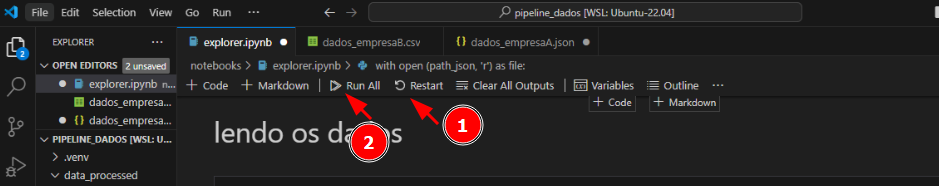 Interface do VS Code com Jupyter Notebook: captura de tela do Visual Studio Code mostrando um notebook Python aberto. O botão "Restart", identificado com o número 1 em um círculo vermelho, enquanto o botão "Run All", destacado com o número 2 em um círculo vermelho