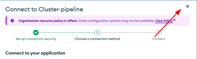 Tela do MongoDB Atlas exibindo o processo de conexão ao cluster chamado 'Cluster-Pipeline'. Há um aviso informando que 'Organization resource policy in effect. Some configuration options may not be available. View Policy'. Um indicador de progresso mostra que a etapa 'Set up connection security' está concluída (ícone verde com check), a etapa 'Choose a connection method' está em andamento (ícone verde com número 2) e a etapa final 'Connect' ainda não foi completada. No canto superior direito, há um ícone de 'X' para fechar a janela.