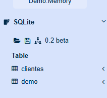 Interface lateral de um gerenciador de banco de dados exibindo a seção SQLite expandida. Abaixo dela aparece o banco “0.2 beta”, contendo a categoria Table, com duas tabelas listadas: clientes e demo. Ícones de pasta e tabela acompanham cada item no menu.
