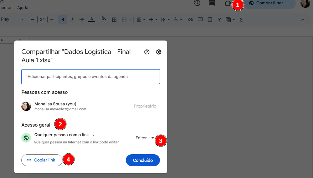 O título da janela é "Compartilhar 'Dados Logística - Final Aula 1.xlsx'". Há opções para adicionar participantes, grupos ou eventos no campo superior. Abaixo, há seções como "Pessoas com acesso", exibindo a proprietária "Monalisa Sousa", e "Acesso geral", onde está configurado como "Qualquer pessoa com o link" com permissão de editor. Quatro elementos estão destacados: o botão "Compartilhar" no canto superior direito (1), a configuração de acesso geral (2), a permissão de edição (3) e o botão "Copiar link" (4)