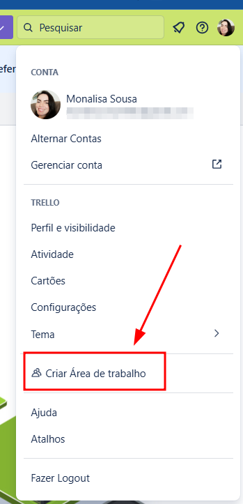 Captura de tela do menu de perfil do Trello aberto no canto superior direito da interface. O nome do usuário 'Monalisa Sousa' aparece no topo, seguido pelas opções de gerenciamento de conta e configurações. Uma seta vermelha aponta para a opção 'Criar Área de trabalho', destacada por um retângulo vermelho na parte inferior do menu.