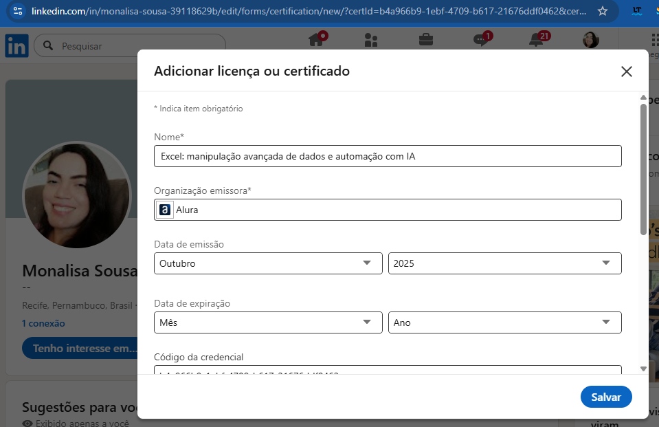 Captura de tela do LinkedIn em português mostrando um pop-up com o título "Adicionar licença ou certificado". Os campos preenchidos são "Nome": "Excel: manipulação avançada de dados e automação com IA" e "Organização emissora": "Alura". A "Data de emissão" está definida como "Outubro" de "2025". Campos para data de expiração e código de credencial estão visíveis, mas vazios. O botão "Salvar" está no canto inferior direito.