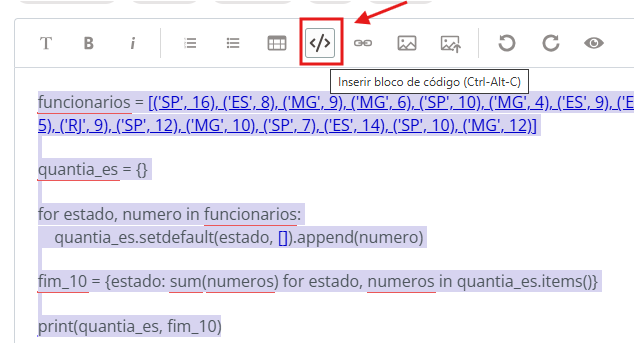 Captura de tela de um editor de texto com barra de ferramentas no topo. O botão de inserir bloco de código com o ícone </> está destacado por um retângulo vermelho e uma seta aponta para ele; aparece a dica “Inserir bloco de código (Ctrl-Alt-C)”. Abaixo, há um trecho de código em Python selecionado em azul, com linhas como funcionarios = [...], quantia_es = {}, um for estado, numero in funcionarios:, quantia_es.setdefault(estado, []).append(numero), a criação de fim_10 = {estado: sum(numeros) for estado, numeros in quantia_es.items()} e print(quantia_es, fim_10).