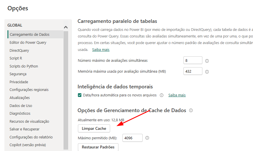 Tela de opções do Power BI com a seção "Carregamento de Dados" selecionada no menu lateral esquerdo. No painel principal, destaca-se a área "Opções de Gerenciamento de Cache de Dados", que mostra o uso atual de 12,8 MB e o botão "Limpar Cache" indicado por uma seta vermelha.I