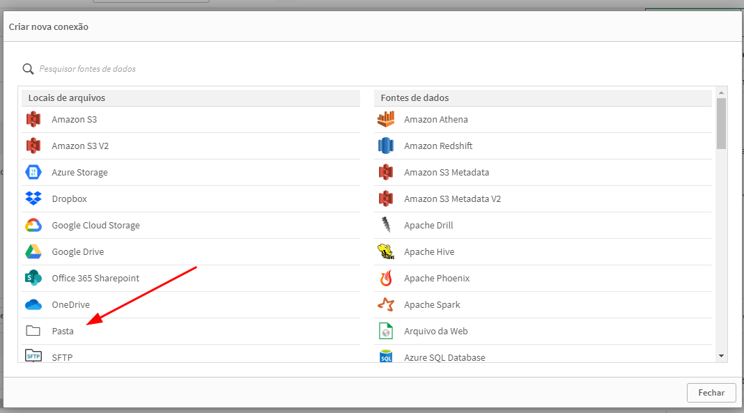  Captura de tela do Qlik Sense na janela "Criar nova conexão". À esquerda, são listadas as opções de locais de arquivos, incluindo Amazon S3, Dropbox, Google Drive e outros. Uma seta vermelha aponta para a opção "Pasta".