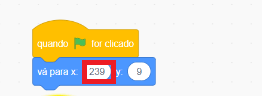 Captura de tela do Scratch. Nela há um bloco de evento “Quando a bandeira verde for clicada” e e, seguida um bloco de movimento “vá para x: 239 e y:9”. O valor 239 está destacado em vermelho.