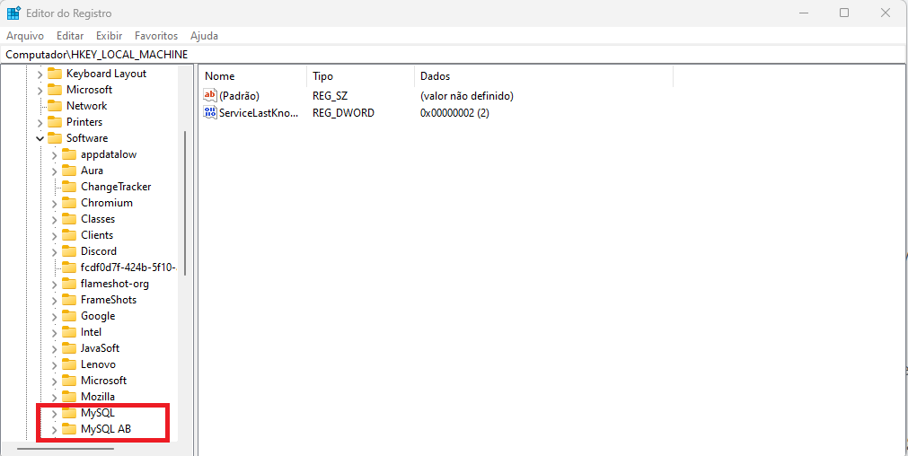 Captura de tela do editor de registro. Está destacado em vermelho MySQL e MySQLAB