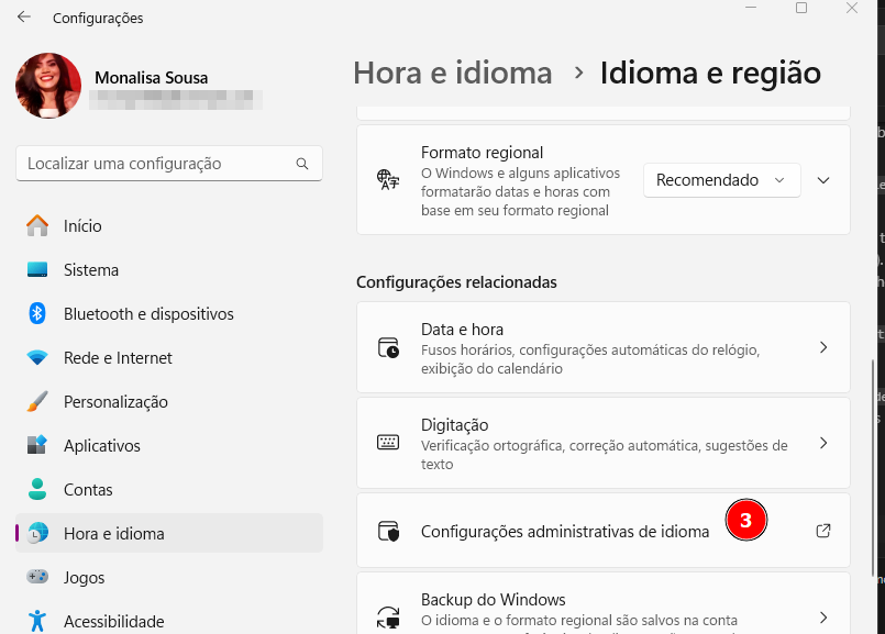 Tela “Idioma e região” nas configurações do Windows 11. A seção “Configurações relacionadas” está visível, com o item “Configurações administrativas de idioma” destacado com o número 3.