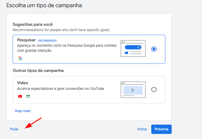 ela do Google Ads com o título "Escolha um tipo de campanha". Duas opções estão visíveis: "Pesquisar" (selecionada) e "Vídeo". No canto inferior esquerdo, o botão "Pular" está destacado com uma seta vermelha apontando para ele. No canto inferior direito, há os botões "Voltar" e "Próxima".