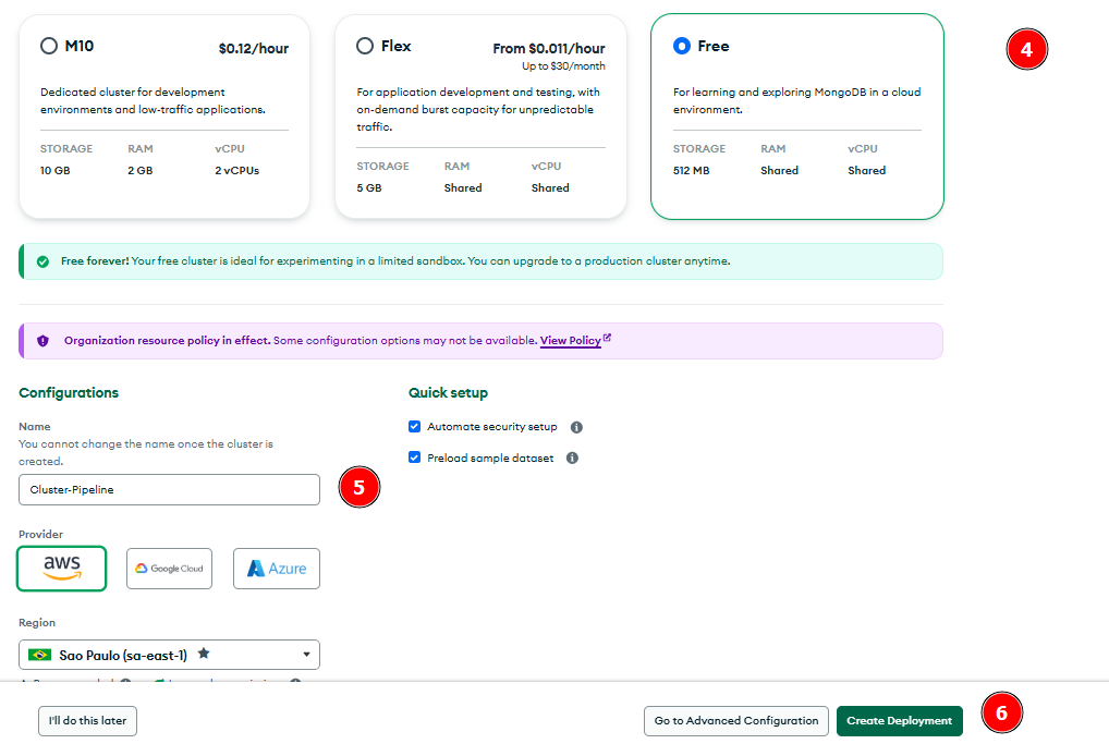 Imagem da interface de configuração de um cluster no MongoDB Atlas. Três opções de cluster são exibidas: 'M10' ($0.12/hora), 'Flex' (desde $0.011/hora) e 'Free' (grátis para aprendizado e exploração). A opção 'Free' está selecionada. Abaixo, há notificações informando sobre a gratuidade do cluster e uma política de recursos da organização. A seção 'Configurations' permite definir um nome para o cluster ('Cluster-Pipeline') e escolher um provedor de nuvem (AWS, Google Cloud ou Azure). A região selecionada é 'São Paulo (sa-east-1)'. No canto inferior direito, o botão 'Create Deployment' está destacado com um círculo vermelho numerado como (6).