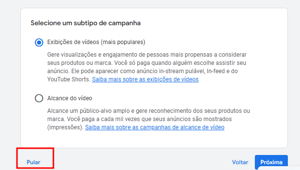 No topo, o texto "Selecione um subtipo de campanha". Abaixo, duas opções disponíveis: "Exibições de vídeos (mais populares)"e "Alcance do vídeo". No canto inferior esquerdo, há um botão "Pular" destacado em vermelho