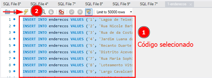 Captura de tela do Workbench. O script está destacado, e há um texto informando" Código selecionado" com o numeral 1. Botão de raio está com o numeral 2 ao lado. Os numerais indicam uma sequência.