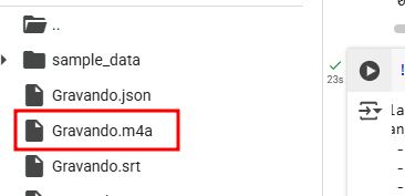 Print do Google Colab mostrando a pasta de arquivos. O arquivo 'Gravando.m4a' está destacado em vermelho na lista, ao lado de outros arquivos como Gravando.json e Gravando.srt.